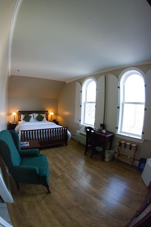 Lunenburg Arms Hotel Bagian luar foto