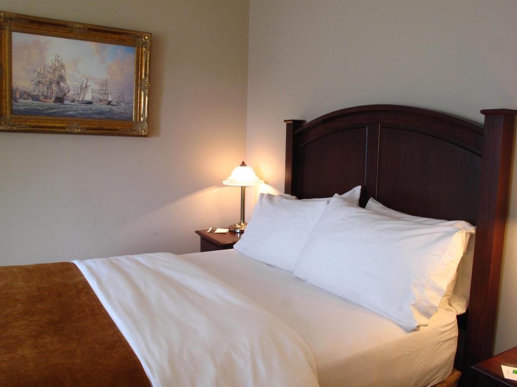 Lunenburg Arms Hotel Bagian luar foto